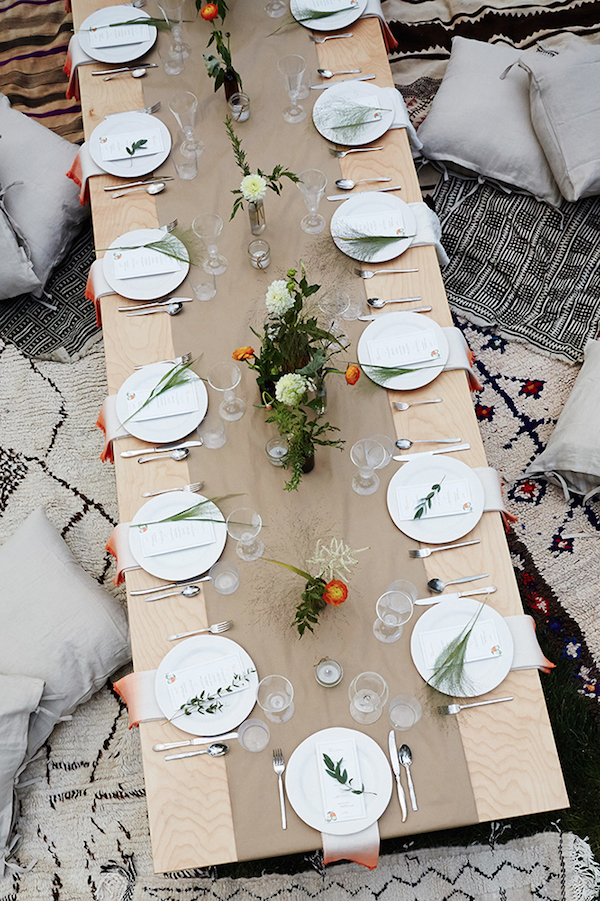 Minimalist Party Table Settings for Simple Design
