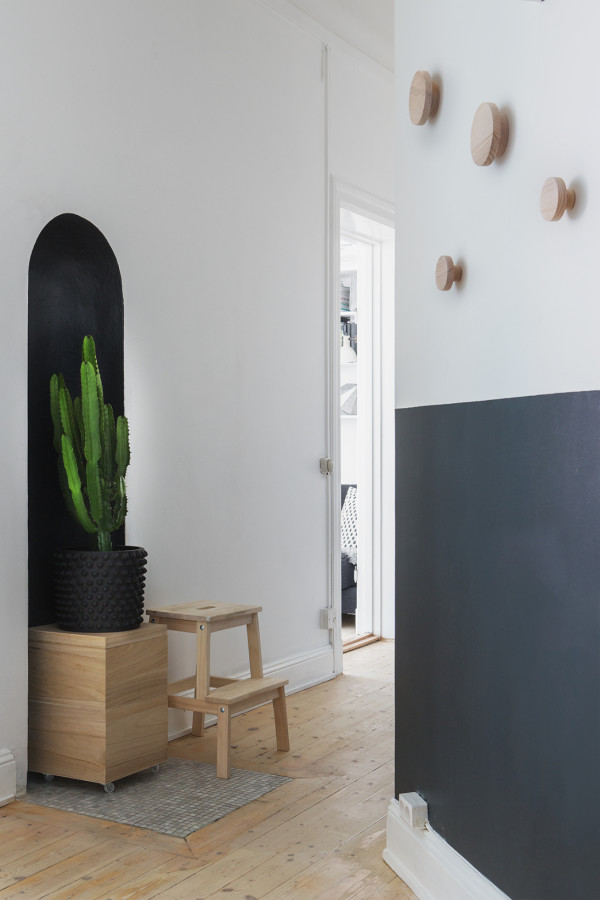 bohusgatan-hallway-black-green-white-fantastic-frank-therese_winberg_photography_stylist_emma_wallmen