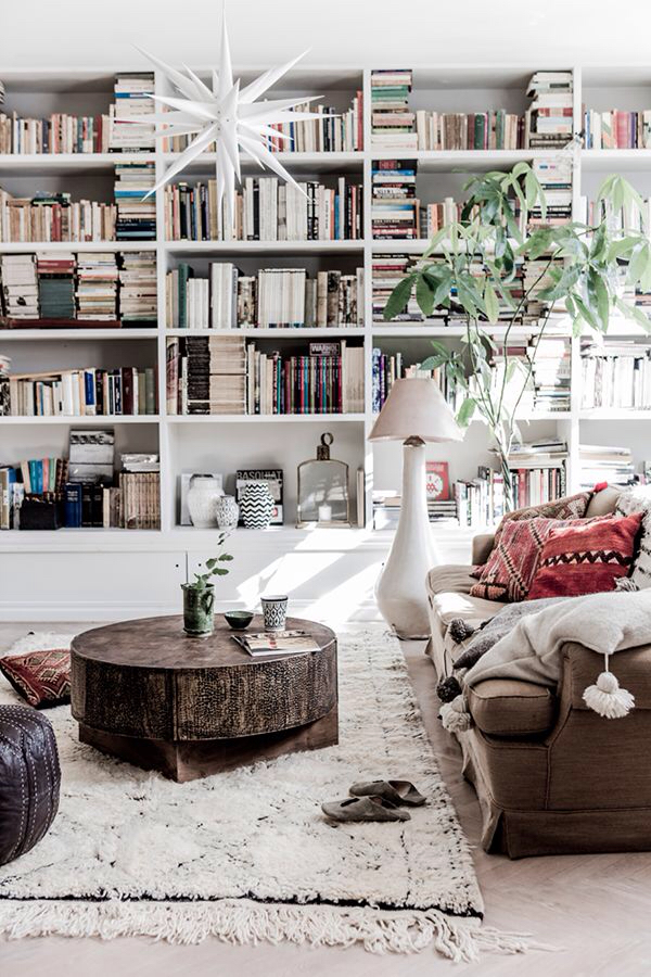 10 amazing displays of book collections on Apartment 34