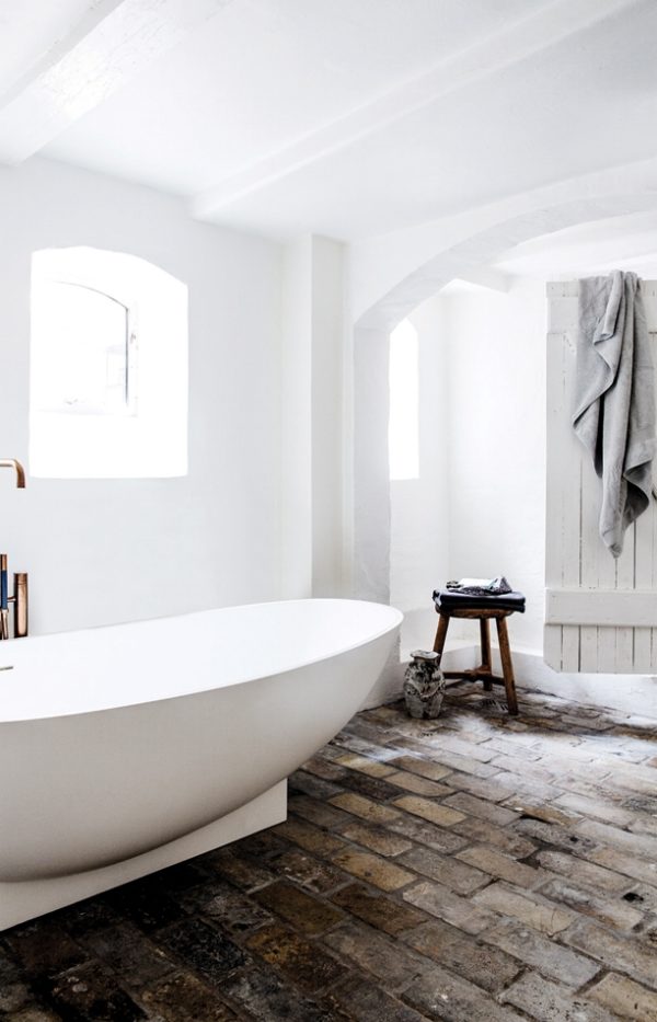 6 beautiful baths on apartment 34