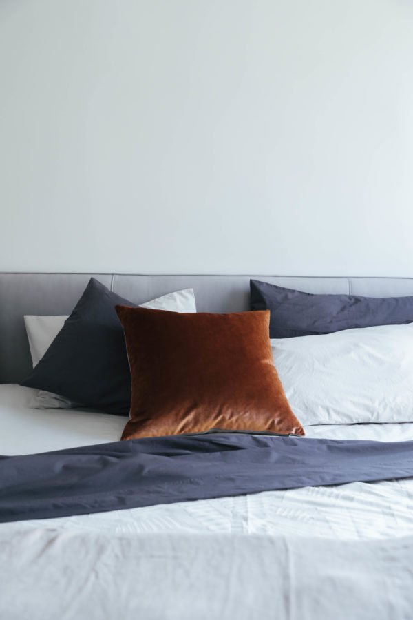 how to make the perfectly imperfect bed on apartment 34
