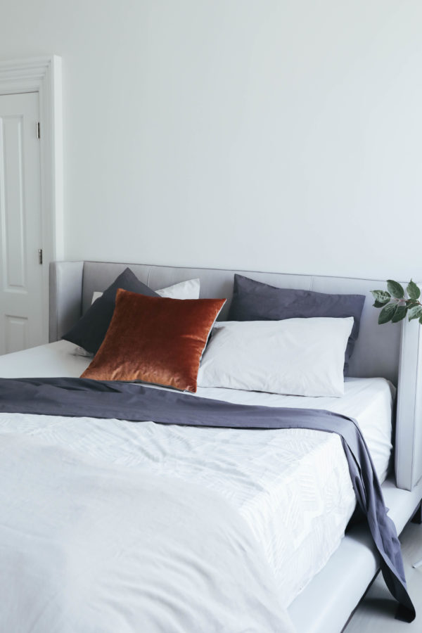 how to make the perfectly imperfect bed on apartment 34