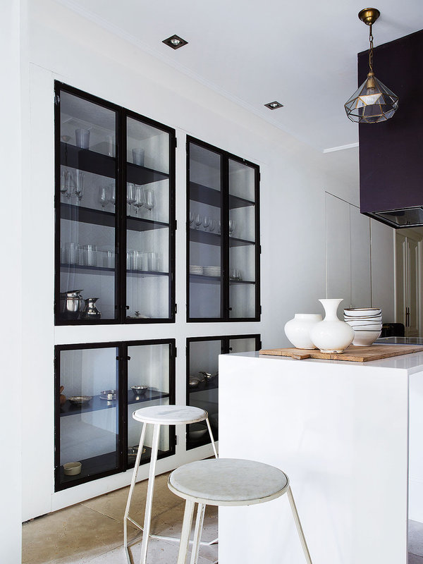 idea to steal: enclosed glass shelving on apartment 34